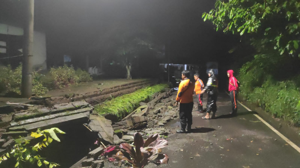 Tembok Roboh di Banjar Balangan Kangin, Desa Kuwum, Keccamatan Mengwi Tanggal 09 Januari 2022